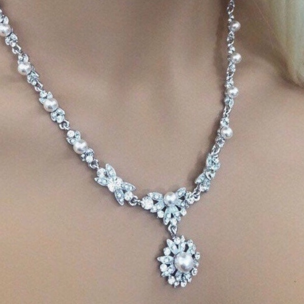 NWT Dainty Pearl and Rhinestones Necklace Set